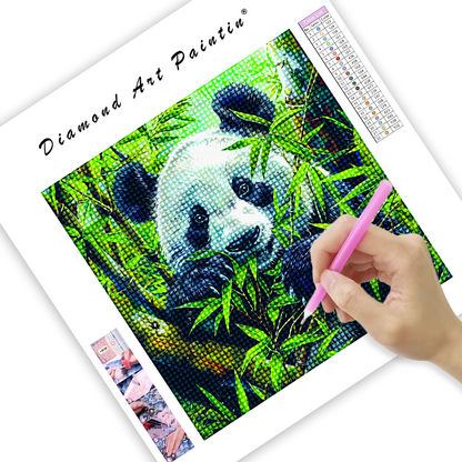 Ein süßer Panda spielt im Bambuswald - Diamond Painting